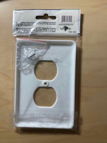 Photo of free Ottawa Senators 2-Plug Coverplate (Greenbank/West Hunt Club) #2