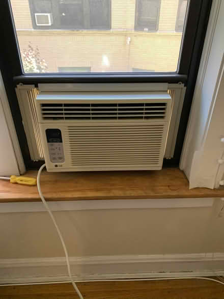 Photo of free Window air conditioner (Ravenswood) #1