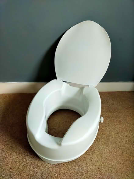 Photo of free Comfort toilet seat (as new, clean) (Peckham SE15) #1