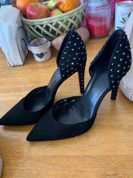 Photo of free 👠 shoes (West Seattle)