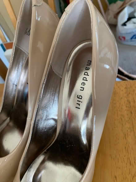 Photo of free 👠 shoes (West Seattle)