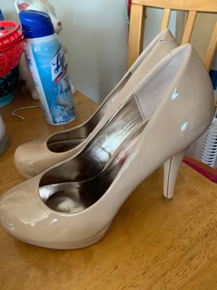 Photo of free 👠 shoes (West Seattle)