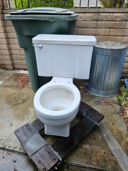 Photo of free White Toilet (Union City near Logan High) #2