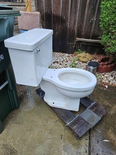 Photo of free White Toilet (Union City near Logan High) #1