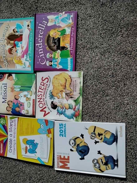 Photo of free Books and kid's hangers (Oban) #4