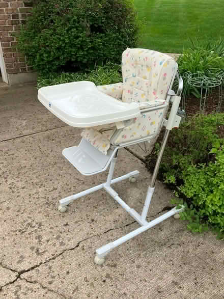 Photo of free Baby highchair (Carpentersville, west of river) #2