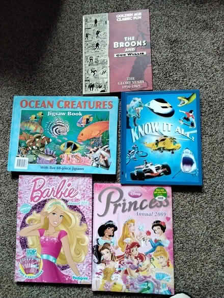 Photo of free Books and kid's hangers (Oban) #2