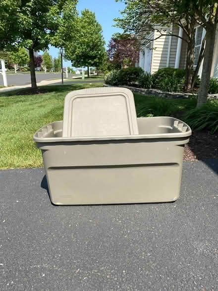 Photo of free Rubber Tub with Lid Beige (Schwenksville) #1