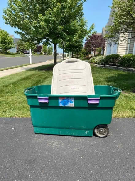 Photo of free Rolling Rubber Tub with Lid/wheels (Schwenksville) #1