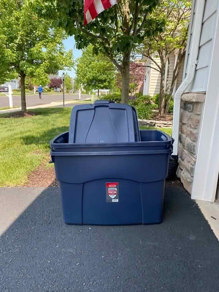 Photo of free Rubber Tub with Lid (Schwenksville) #1