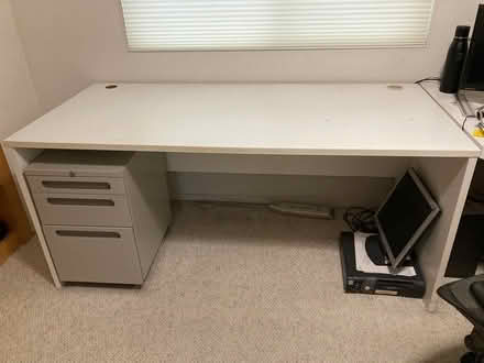 Photo of free White Desk (aptos) #1