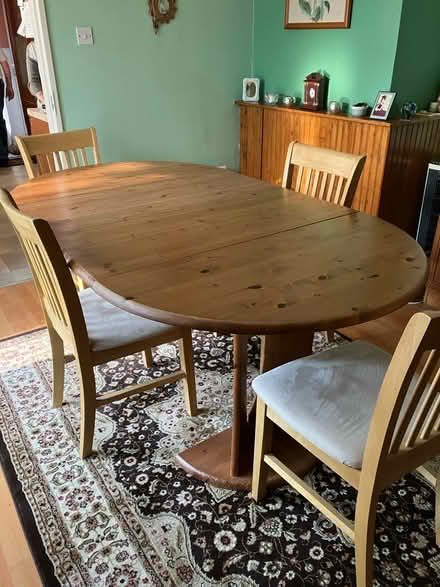 Photo of free Extending table and chairs (Stevenage SG1) #2