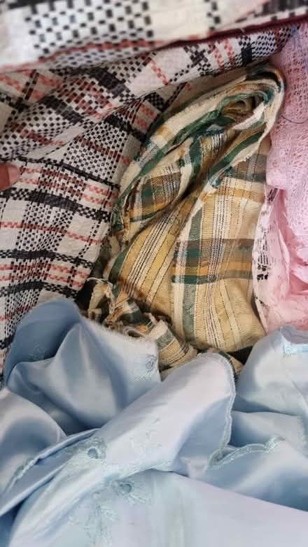 Photo of free Curtain fabrics - assorted (SE25) #3