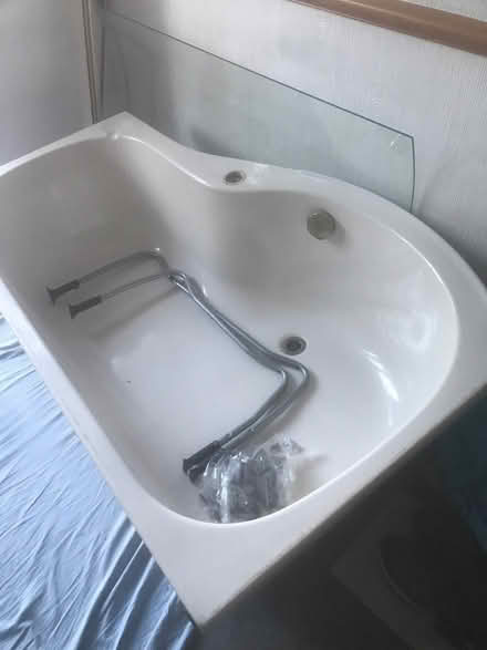 Photo of free Bath (East Croydon CR0) #1