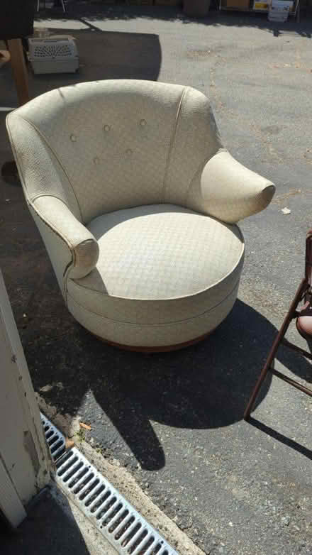 Photo of free 60s style swivel chair (near San Rafael high school) #1