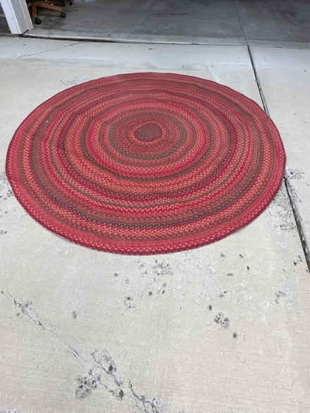Photo of free Round rug (Eagle Ridge) #1