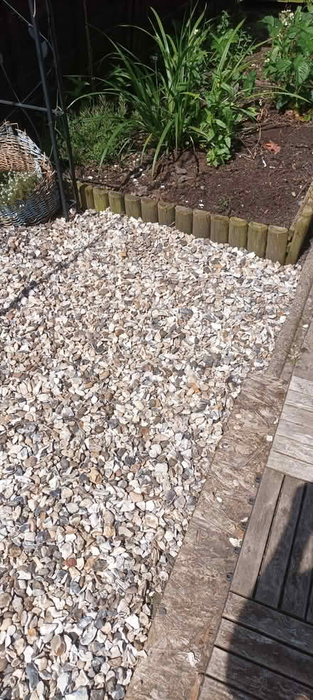 Photo of free White/Gold/Speckled DecorativeStone (Oswestry) #1