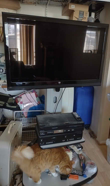 Photo of free Tv stand and 40 inch flat screen tv (near 237 in Sunnyvale) #1