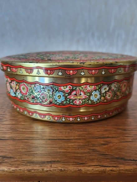 Photo of free 'Vintage' round biscuit tin (Hove, BN3) #1