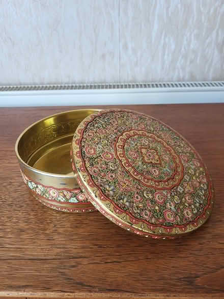 Photo of free 'Vintage' round biscuit tin (Hove, BN3) #3
