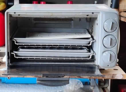 Photo of free Delonghi convection benchtop oven (Swanson Auckland) #3