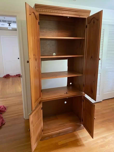Photo of free Bureau/Armoire (Robbins Park (Robbins Park(East Acton)) #1