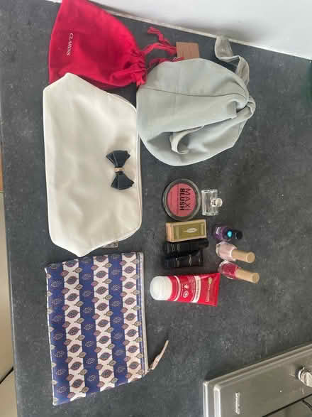 Photo of free Makeup bags toiletries / makeup (E14) #3
