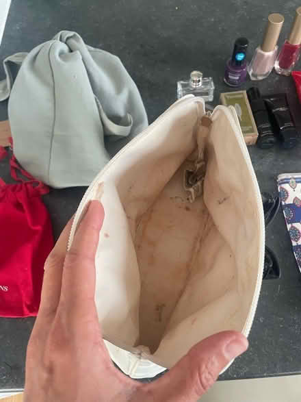 Photo of free Makeup bags toiletries / makeup (E14) #1