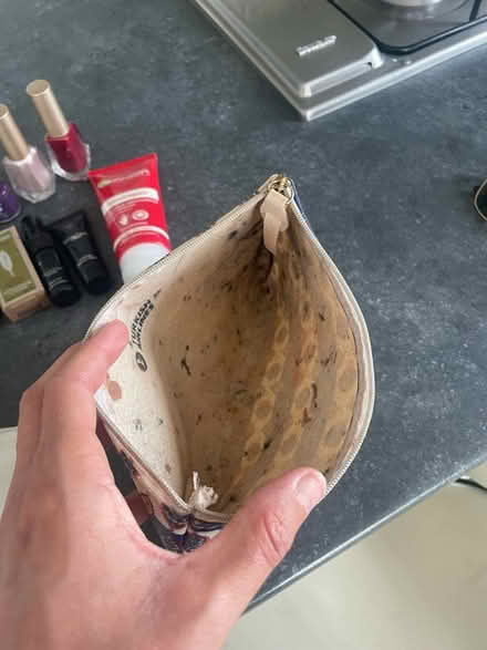 Photo of free Makeup bags toiletries / makeup (E14) #4