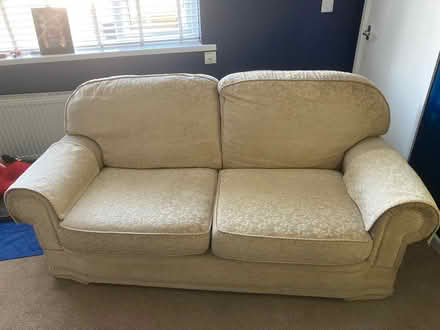 Photo of free Cream settee (Derbyshire DE55) #2