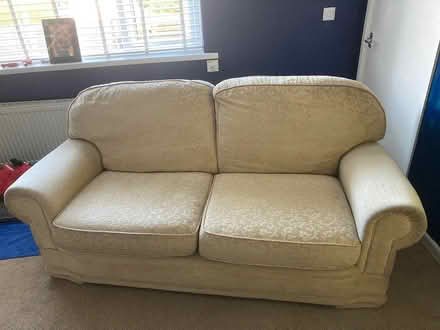 Photo of free Cream settee (Derbyshire DE55) #1