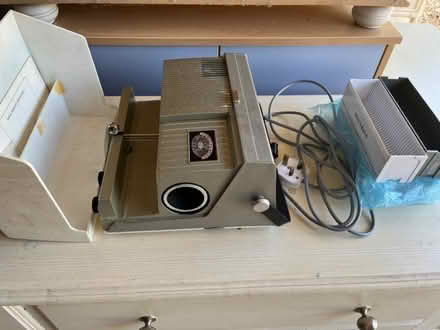 Photo of free 35mm Slide Projector and folding screens (Potten End HP4) #1