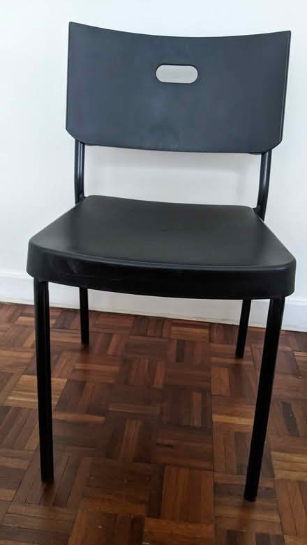 Photo of free plastic chair (Upper Holloway N19) #1