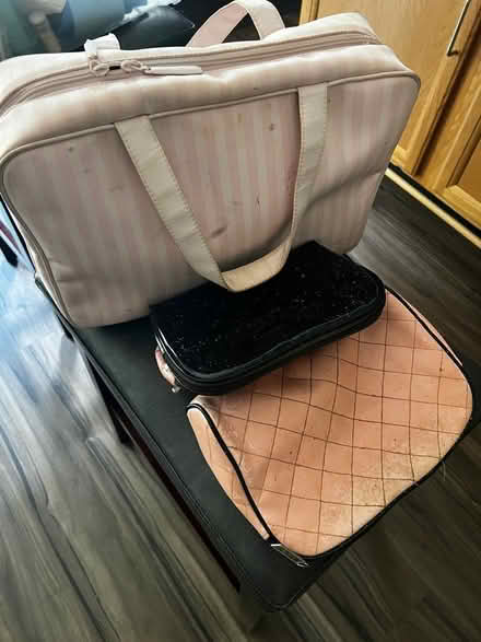 Photo of free Makeup and travel bags with items (Laurel) #2