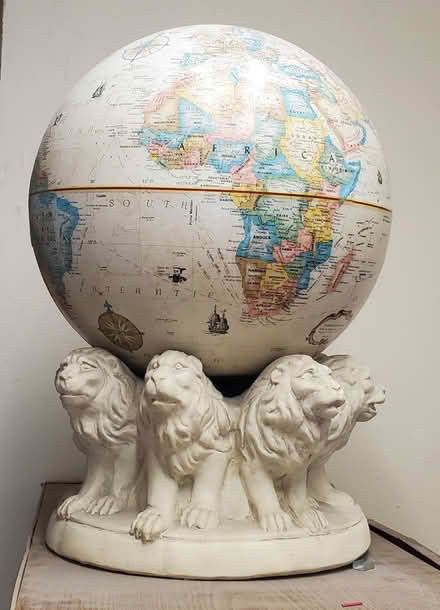 Photo of free World Globe on Lion Base (Central Alameda) #1