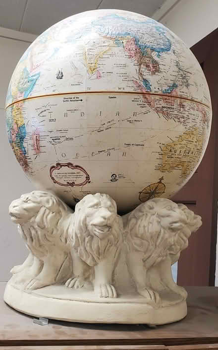 Photo of free World Globe on Lion Base (Central Alameda) #2
