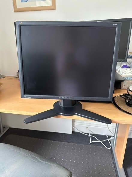 Photo of free monitor and plug (Epsom) #1