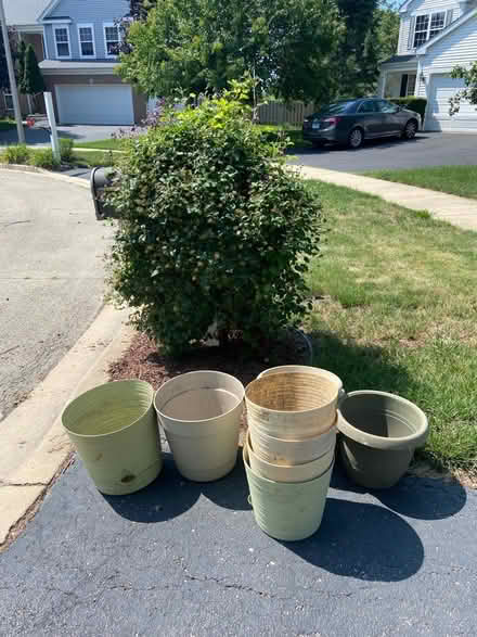 Photo of free large flower pots. Plastic (Orchard and Prairie, Aurora) #1
