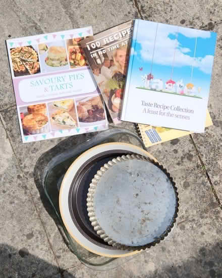 Photo of free Pirex baking tray, Molds & books (Edgware) #1
