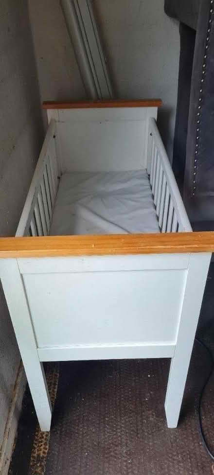 Photo of free Crib -2 carseats 1 graco 1 oyster (Welwyn garden city) #1