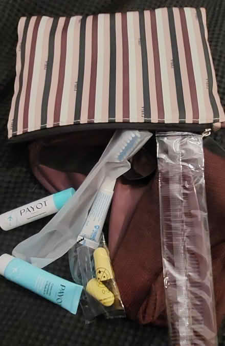 Photo of free Travel wash bag with accessories (Kingston KT1) #1