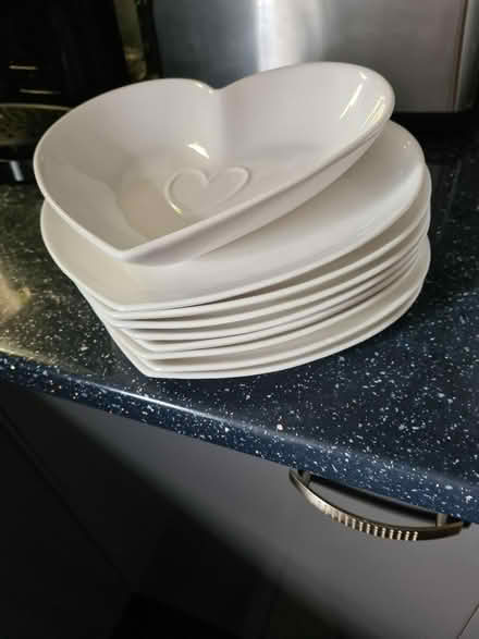 Photo of free 9 loveheart dinner plates and one fruit bowl white (Rutherglen G73) #1