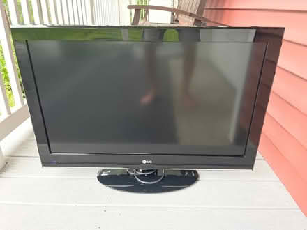 Photo of free LG TV 32” Model: 32LD400 (Yorktown Heights) #1