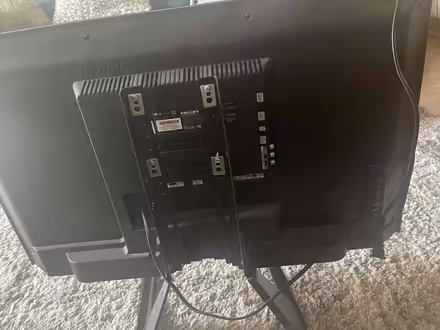 Photo of free LG LED 32" Flatscreen TV (Lower Queen Anne) #3