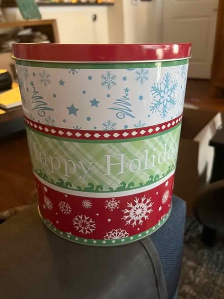 Photo of free Holiday popcorn tin (Adams Morgan) #2