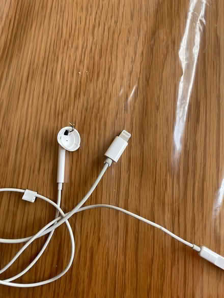 Photo of i phone headphones (HD5) #1