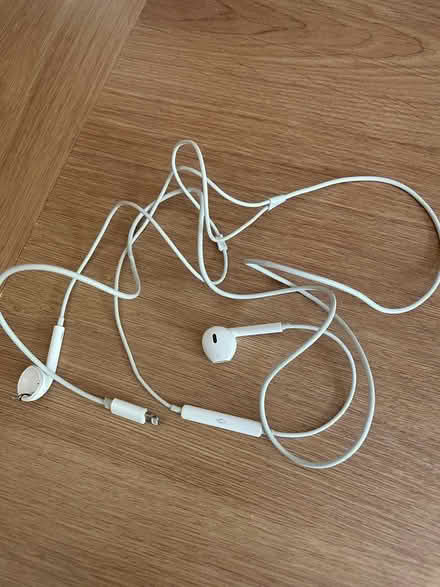 Photo of i phone headphones (HD5) #2