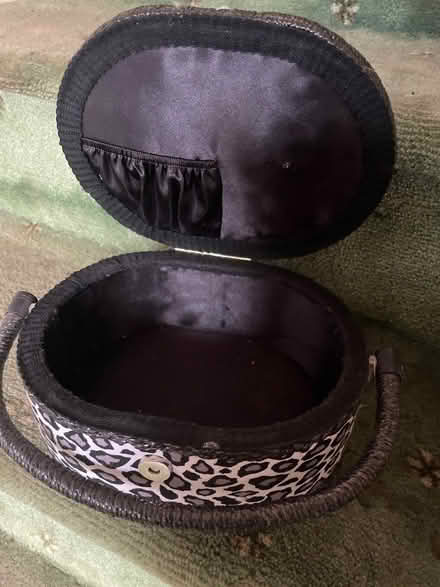 Photo of free Small sewing box (ST7) #1