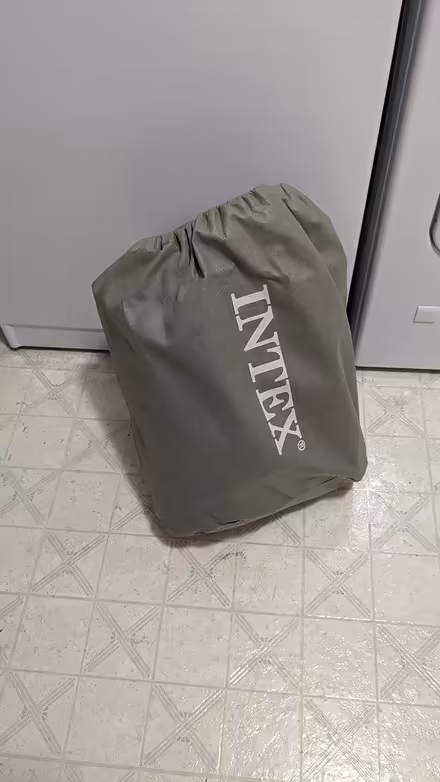 Photo of free Twin-size air mattress (Kenmore, Finn Hill) #4