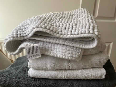 Photo of free Towels & bathmat (SE16) #1